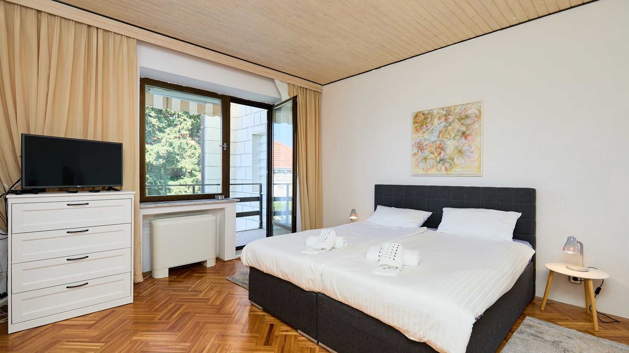 Photo of Bedroom in Pile