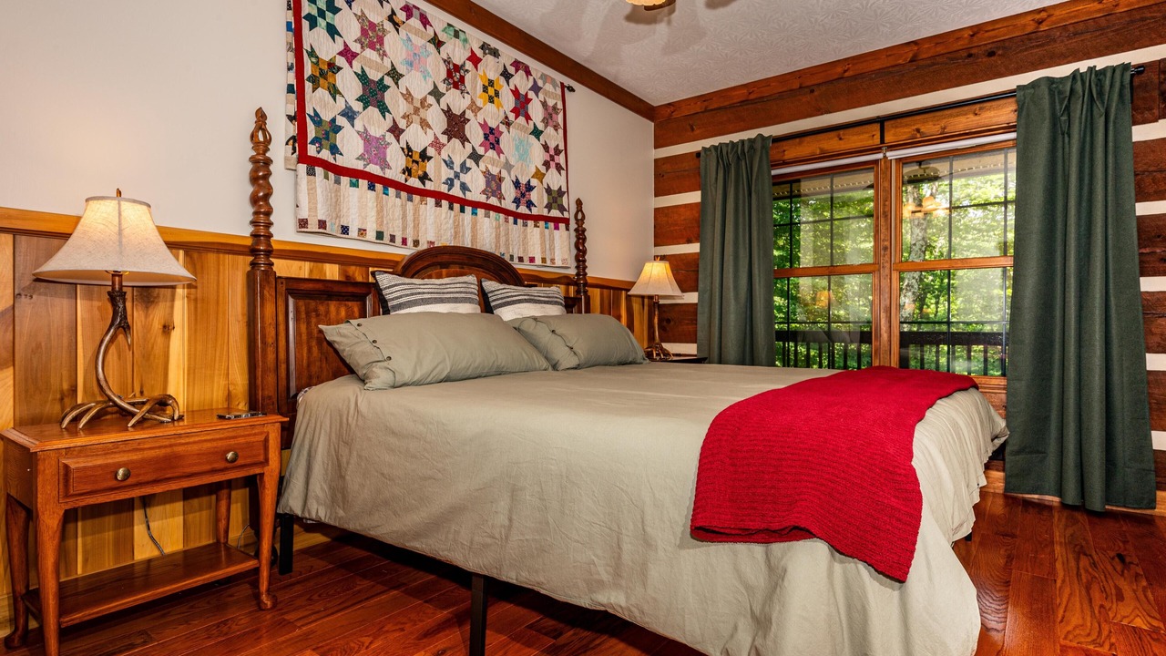 Photo of Bedroom in Helmsburg