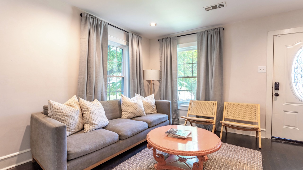 Photo of Livingroom in Austin Ave.