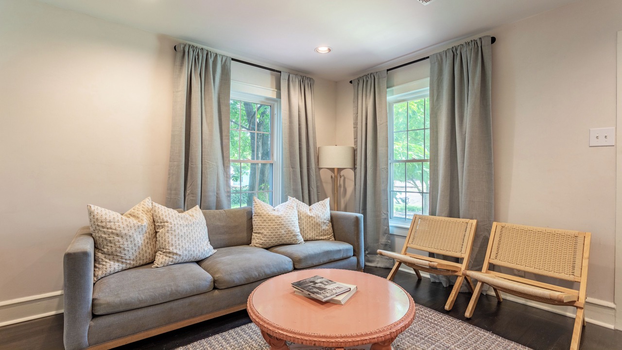 Photo of Livingroom in Austin Ave.