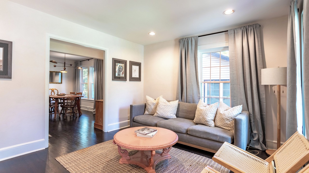 Photo of Livingroom in Austin Ave.