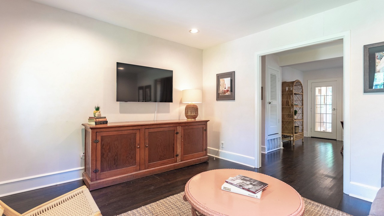 Photo of Livingroom in Austin Ave.