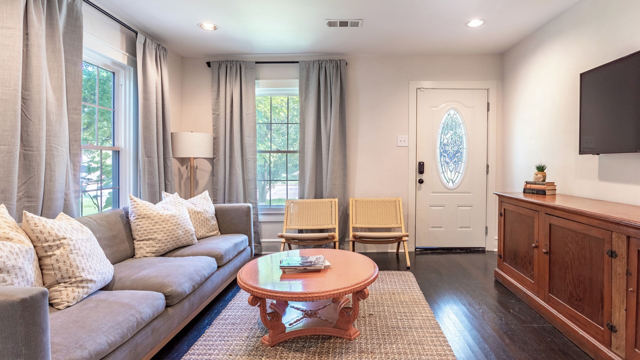 Photo of Livingroom in Austin Ave.