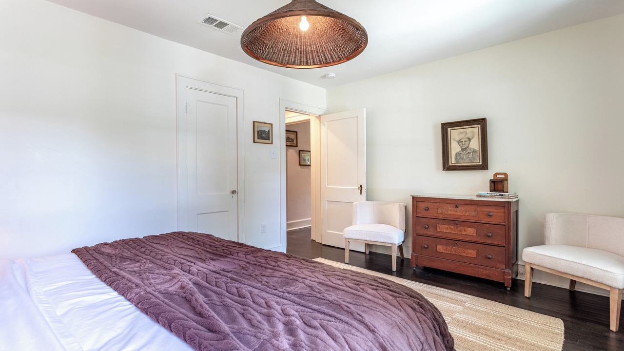 Photo of Bedroom in Austin Ave.