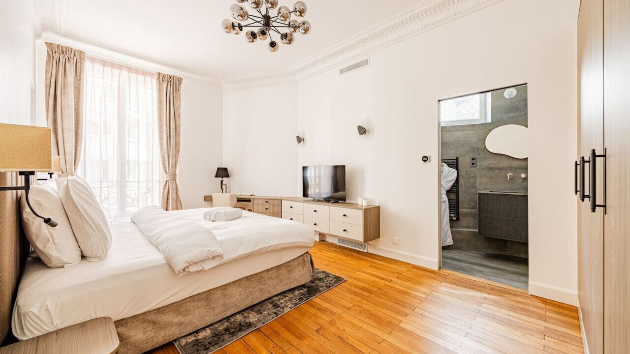 Photo of Bedroom in 8th Arrondissement