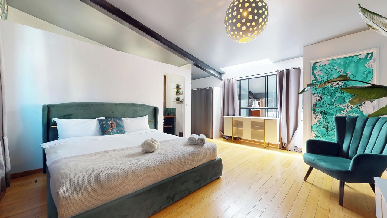 Photo of Bedroom in Suresnes