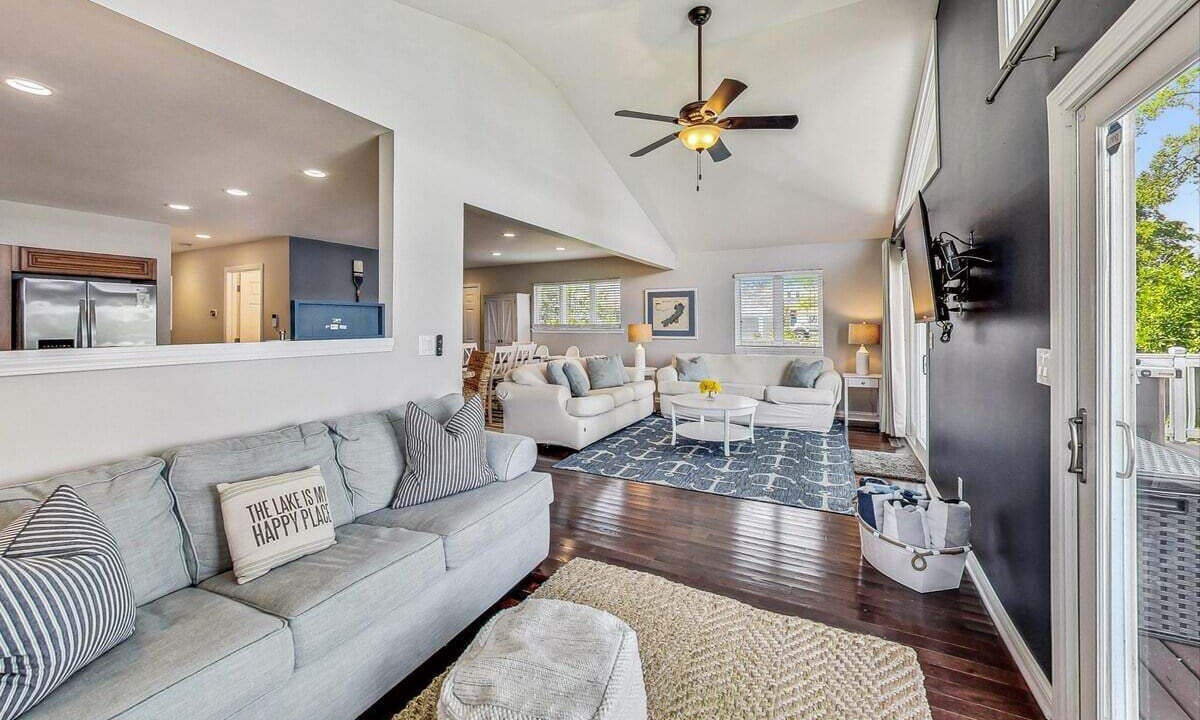 Photo of Livingroom in Delavan Lake
