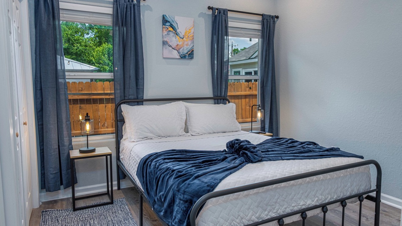 Photo of Bedroom in Historic Garderns