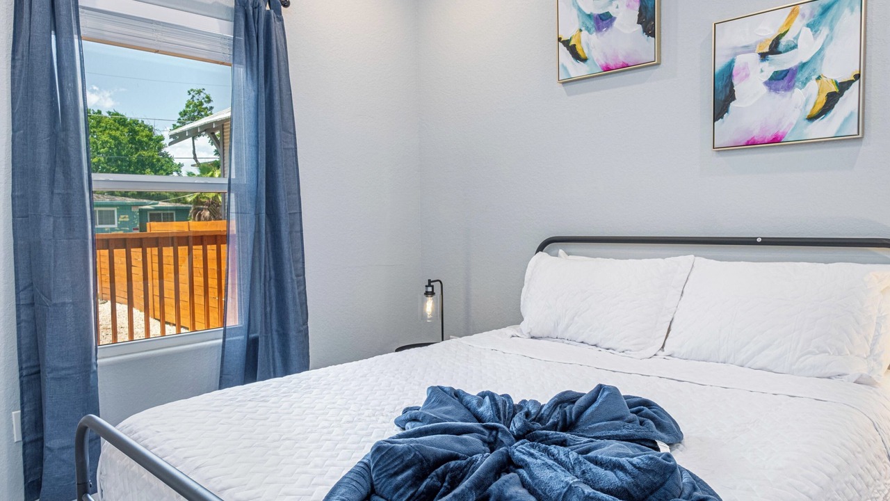 Photo of Bedroom in Historic Garderns