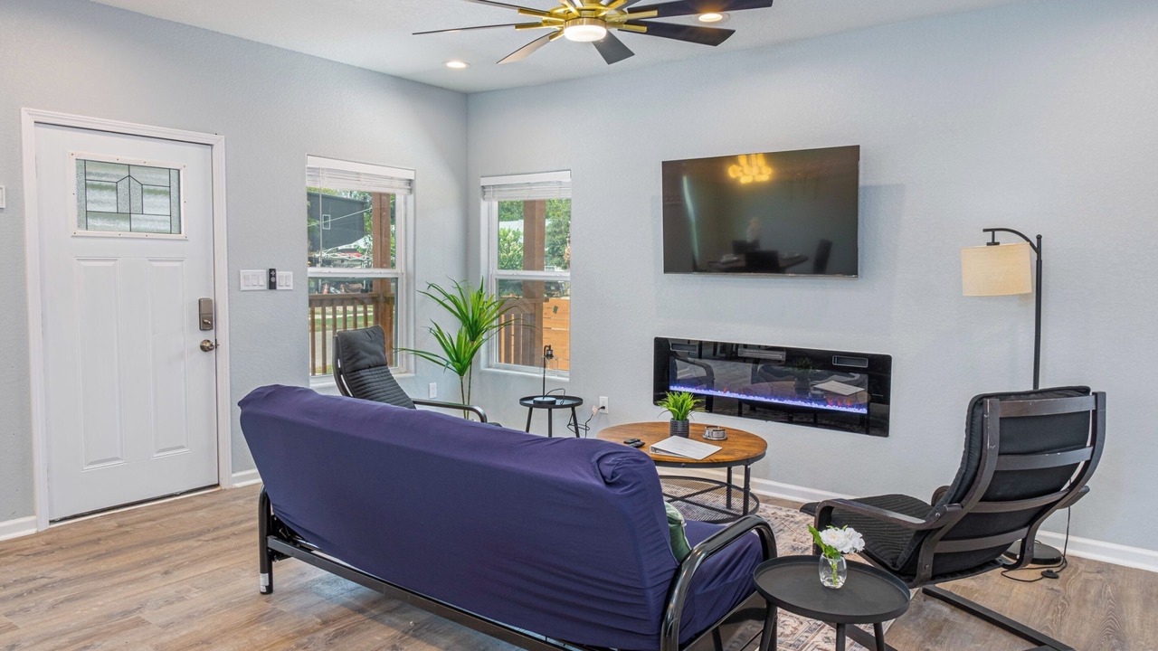 Photo of Livingroom in Historic Garderns