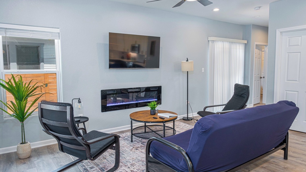 Photo of Livingroom in Historic Garderns