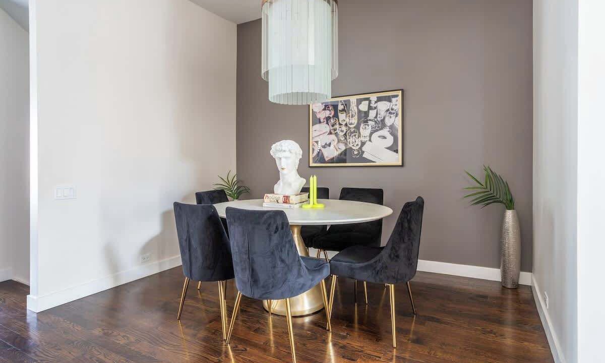 Photo of Livingroom in North Center