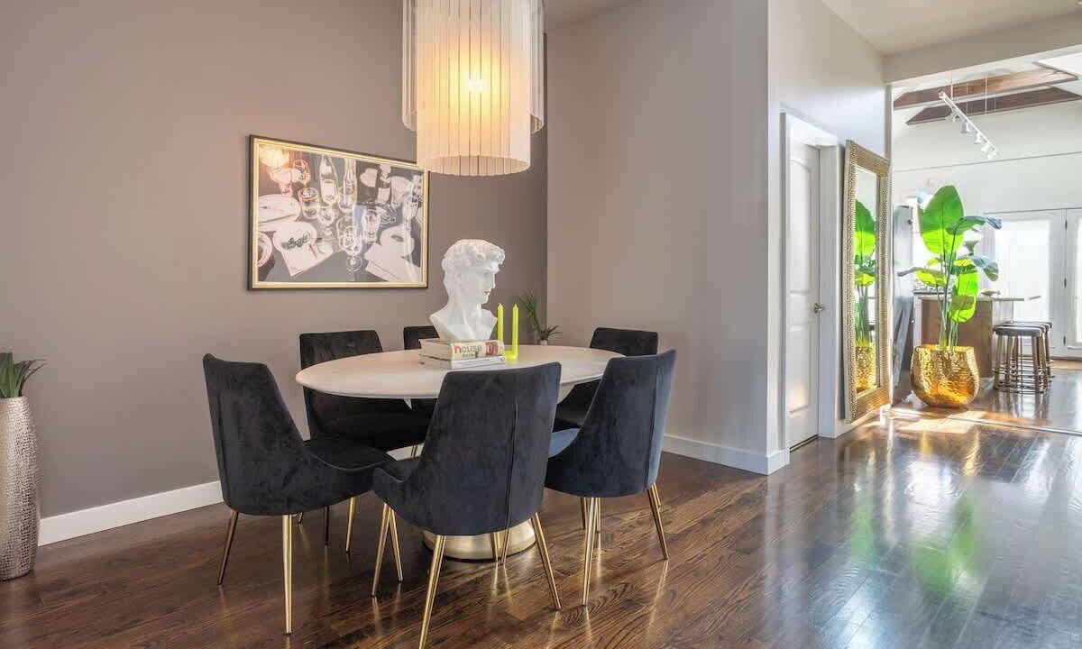 Photo of Livingroom in North Center