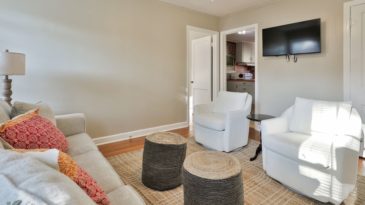 Photo of Livingroom in Sayles Blvd. Area