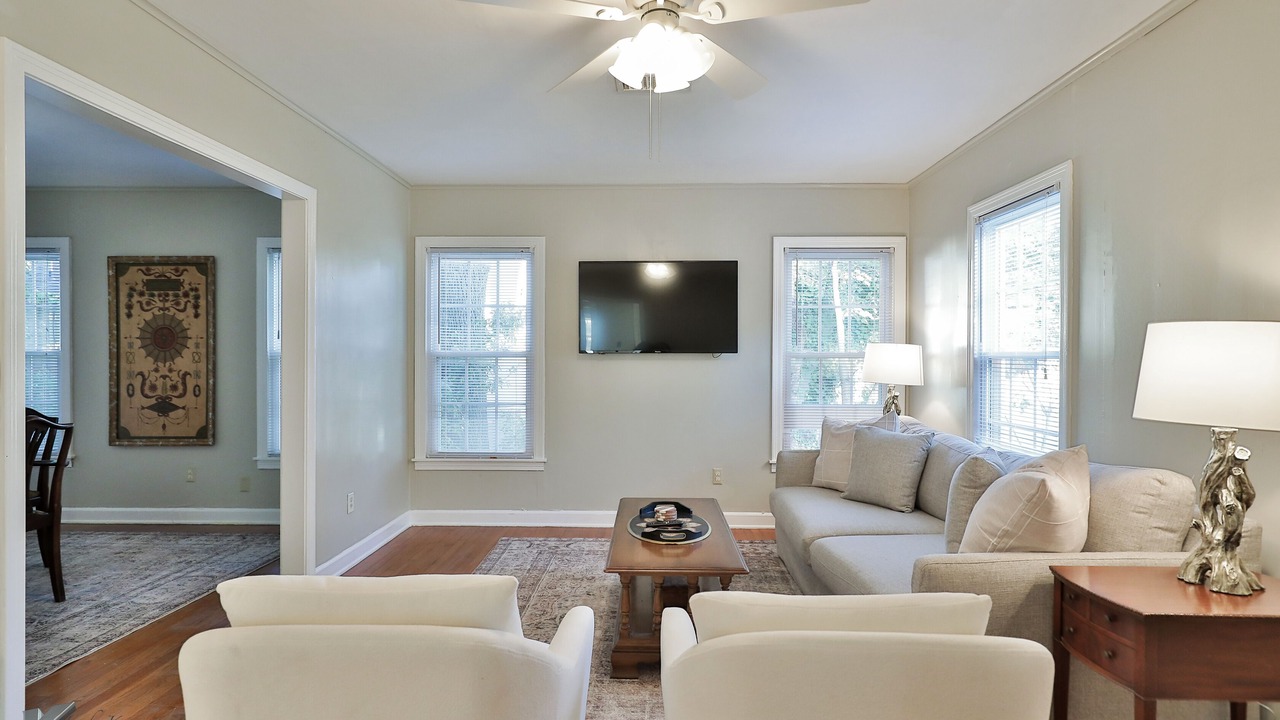 Photo of Livingroom in Sayles Blvd. Area