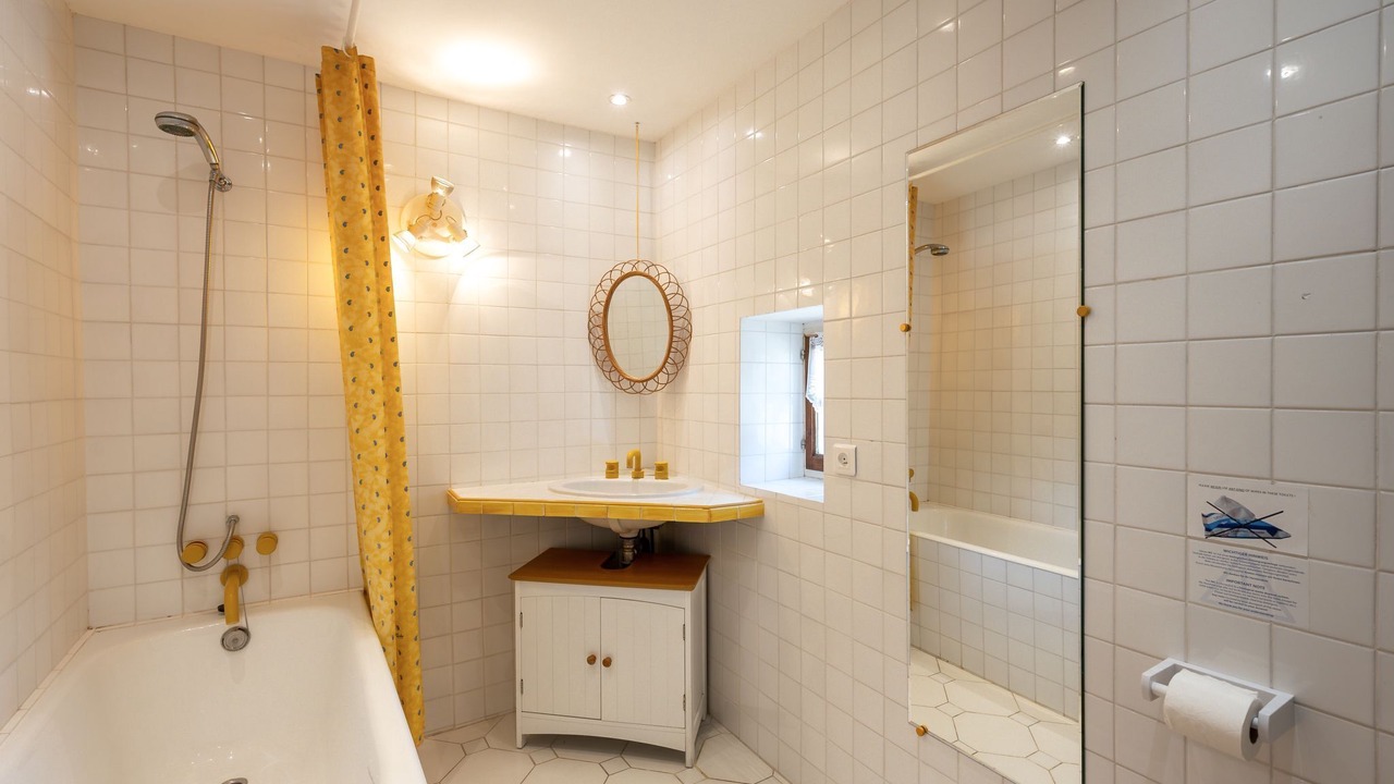 Photo of Bathroom in Le Poet-Laval