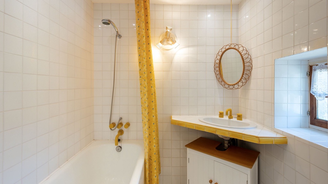 Photo of Bathroom in Le Poet-Laval