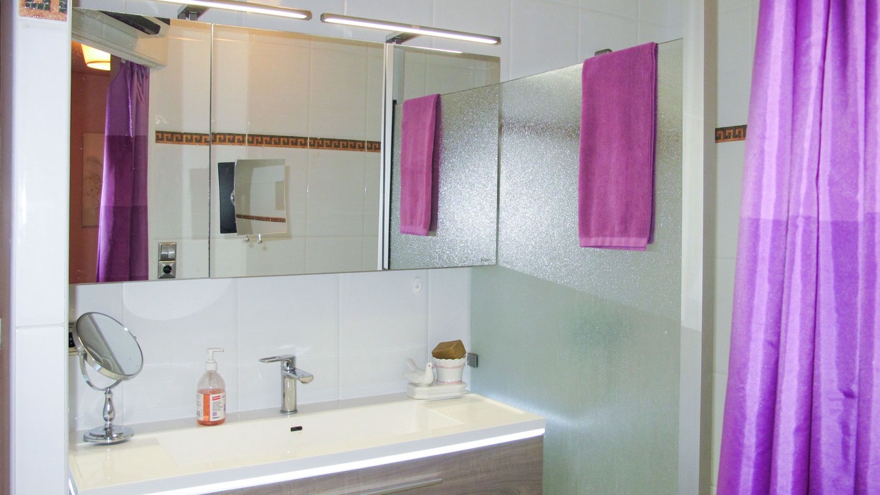 Photo of Bathroom in Tredrez-Locquemeau
