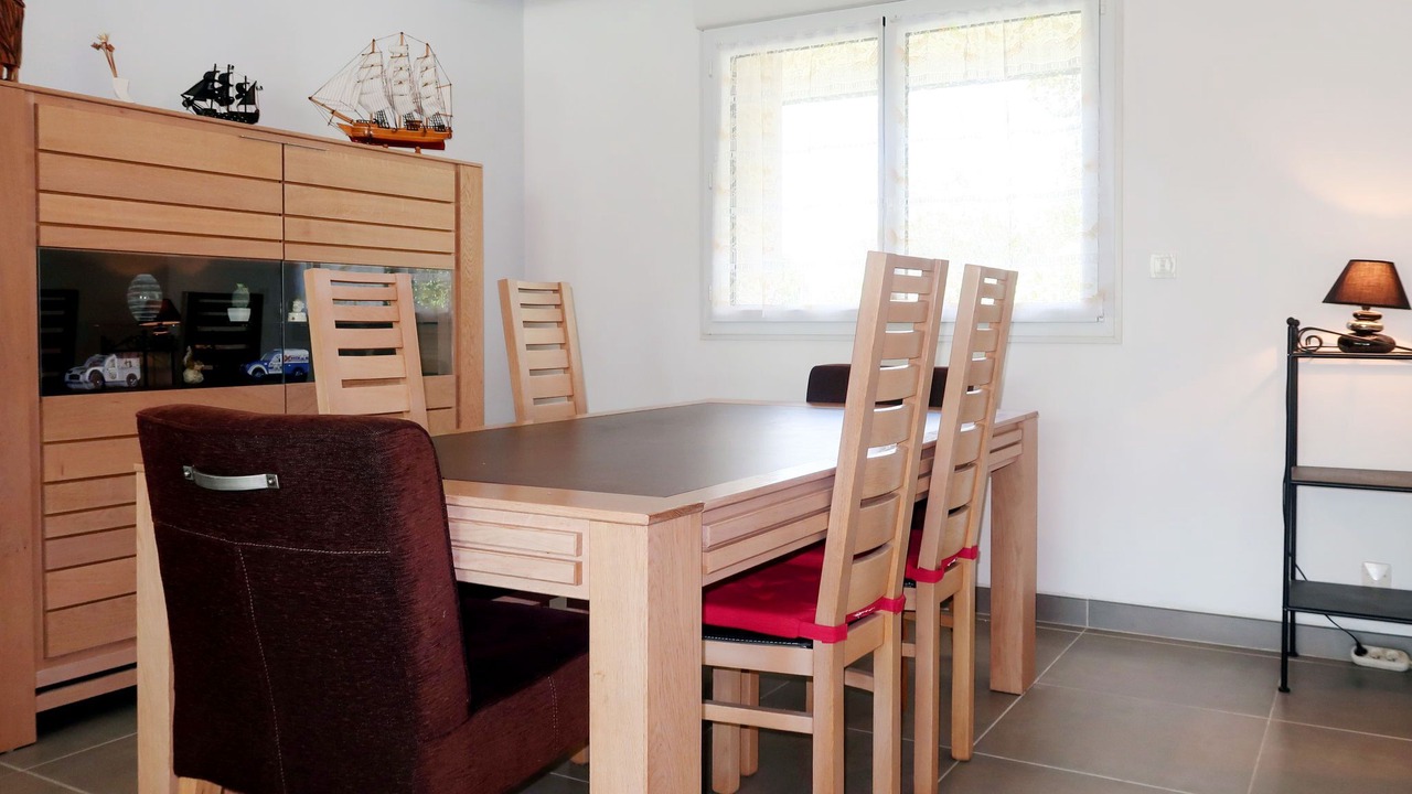 Photo of Bedroom in Cast