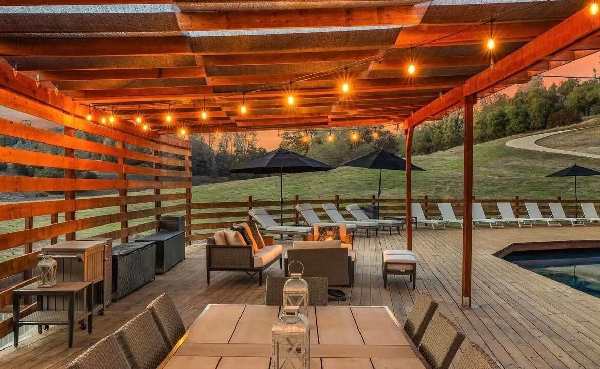Photo of Outdoor in Jayhawk