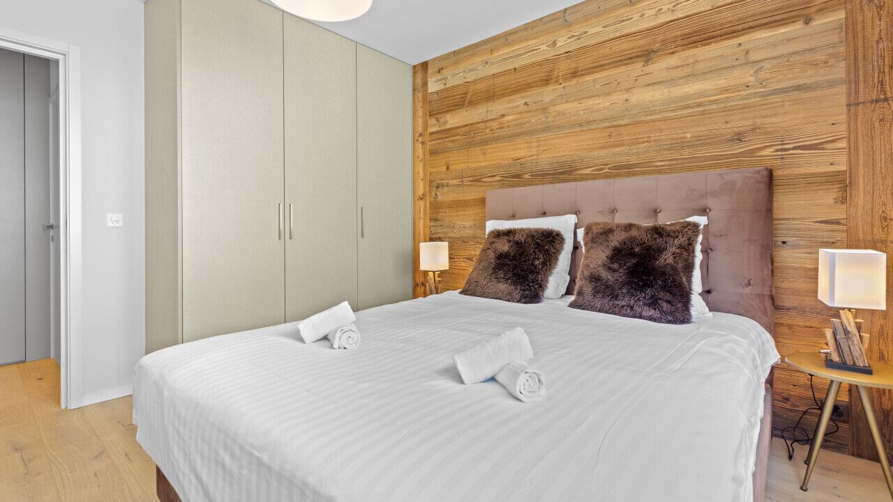Photo of Bedroom in Lens
