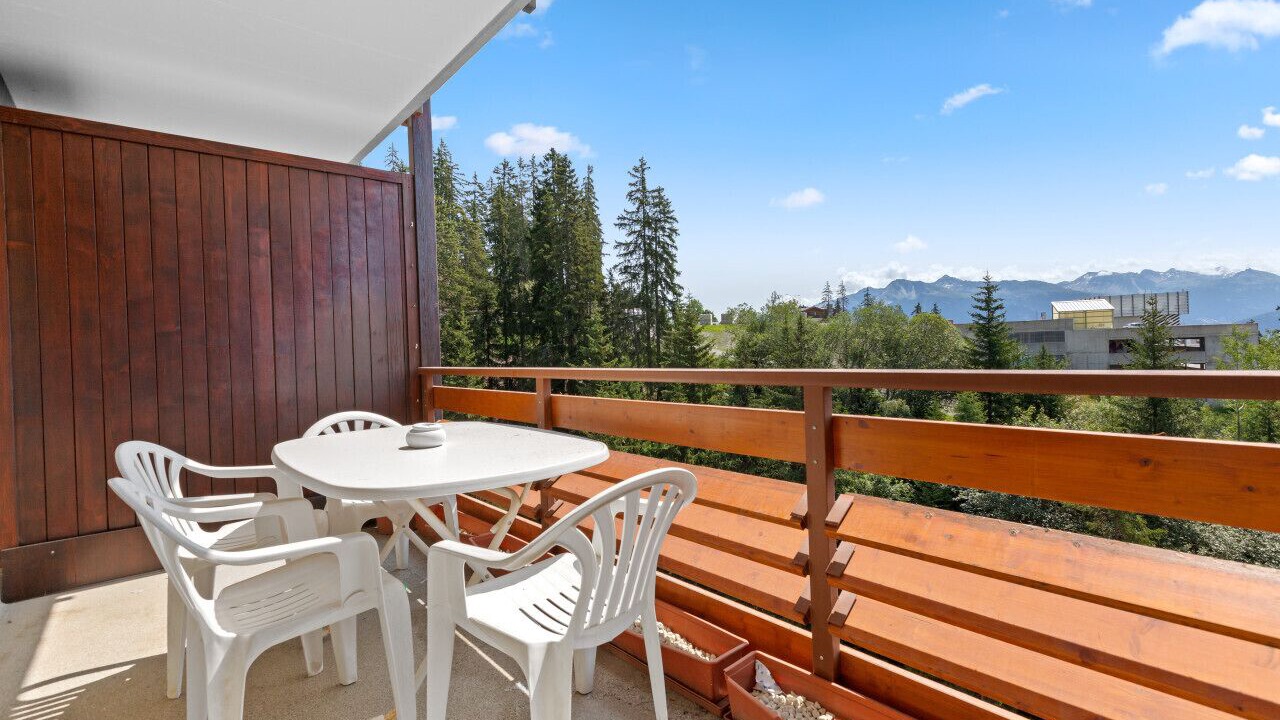 Photo of Outdoor in Lens
