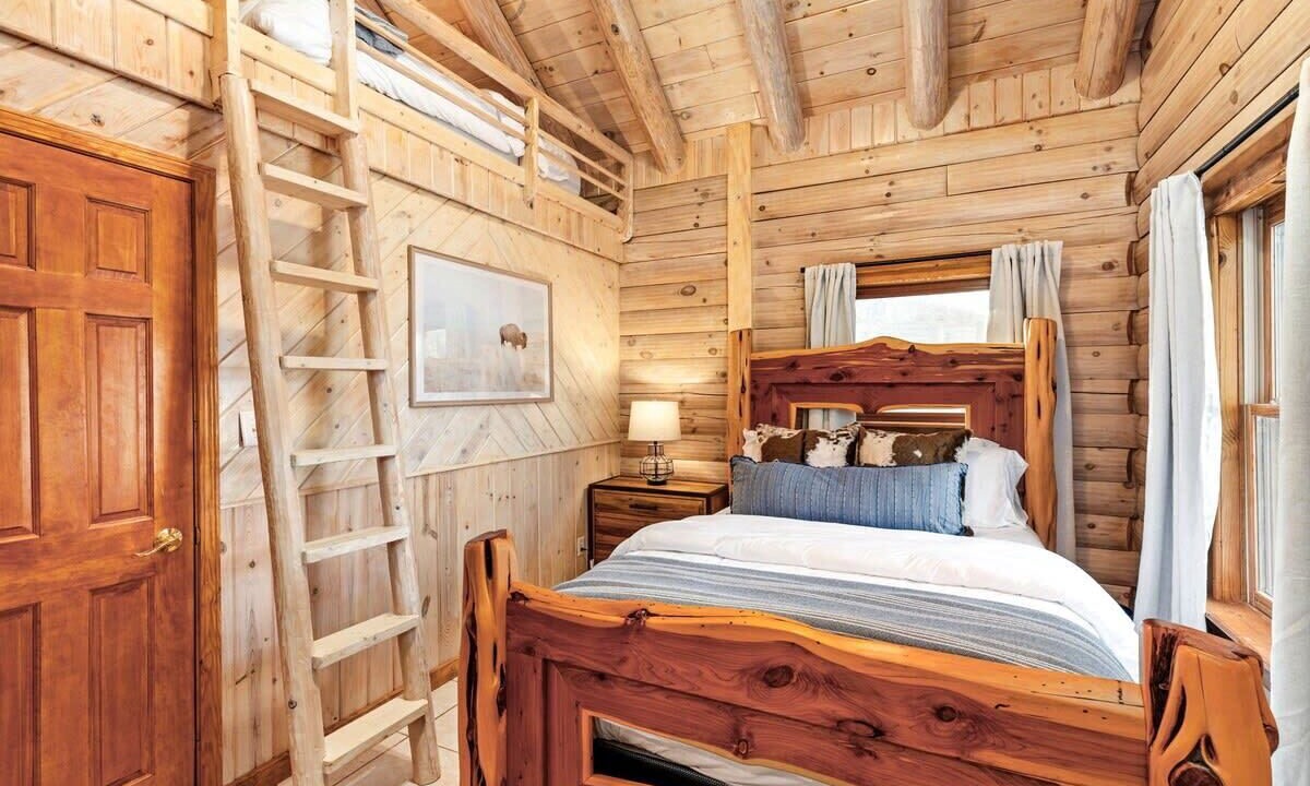 Photo of Bedroom in Lakehills