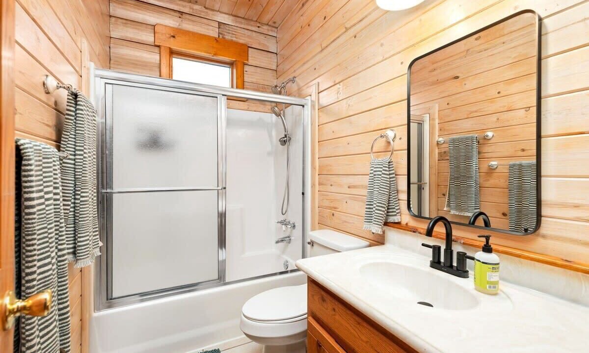 Photo of Bathroom in Lakehills