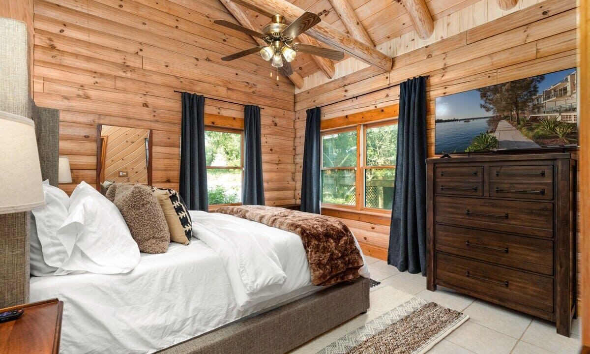Photo of Bedroom in Lakehills