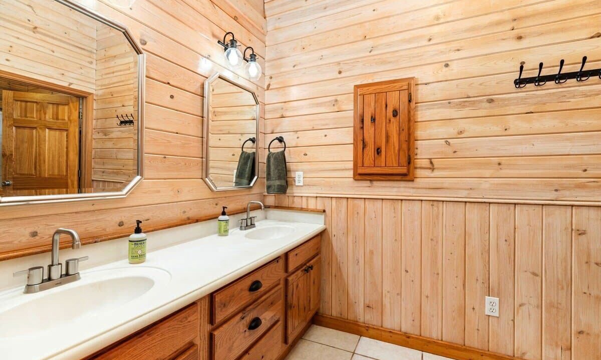 Photo of Bathroom in Lakehills