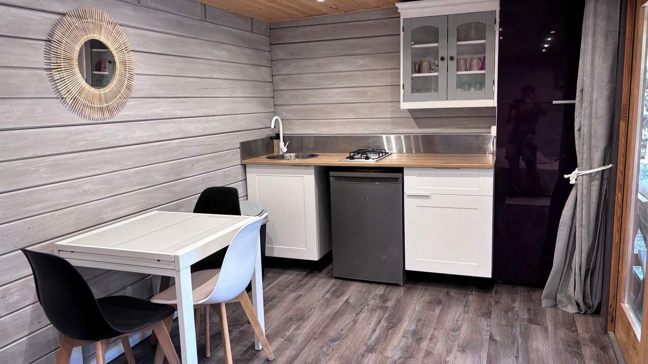 Photo of Others in Aurons