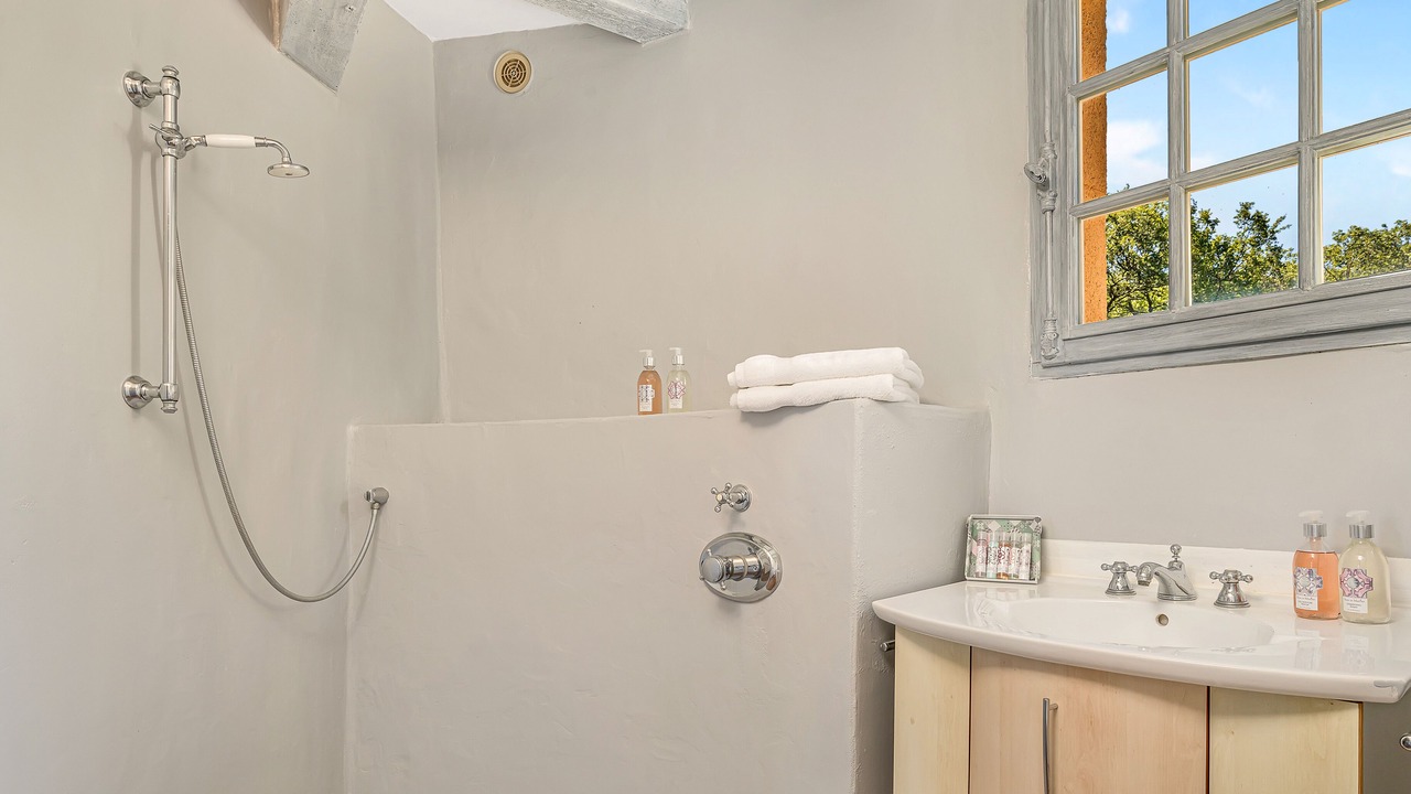 Photo of Bathroom in Le Puy-Sainte-Reparade