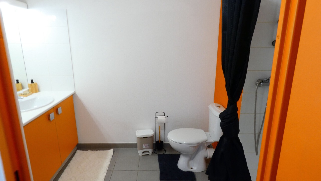 Photo of Bathroom in Hopitaux-Facultes