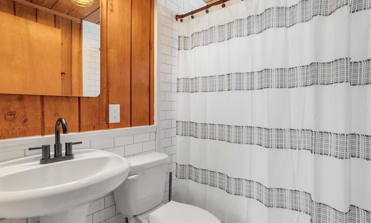 Photo of Bathroom in Mono Vista