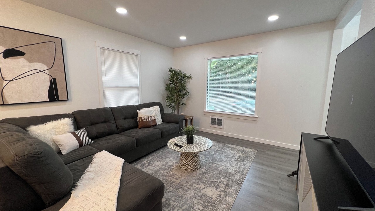 Photo of Livingroom in Dupont