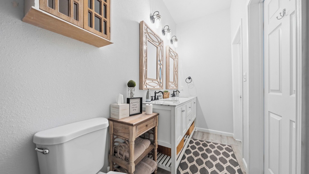 Photo of Bathroom in Austin Ave.