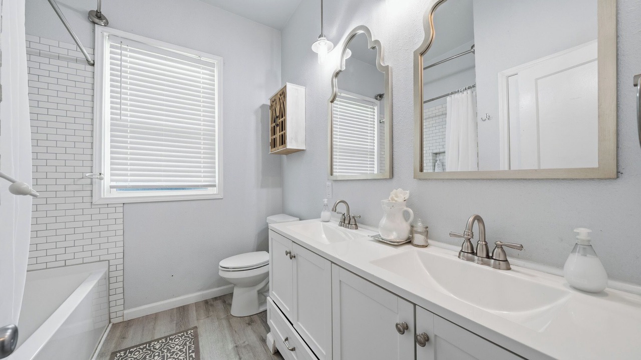 Photo of Bathroom in Austin Ave.