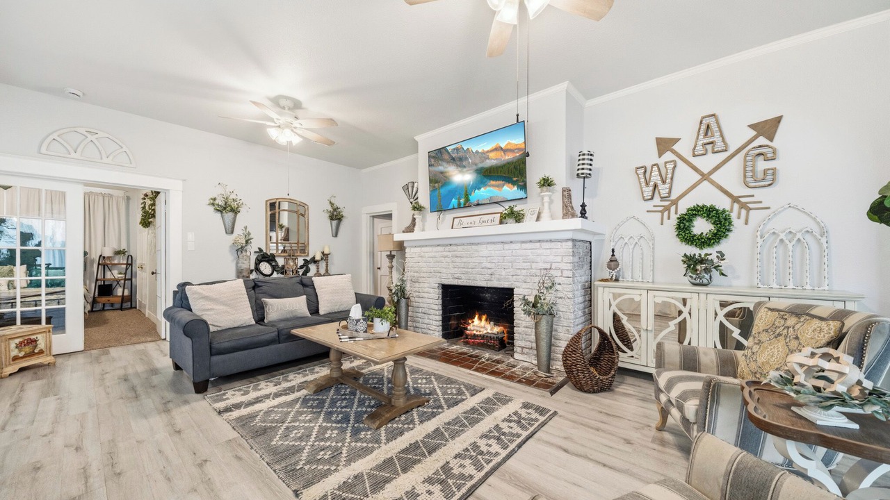 Photo of Livingroom in Austin Ave.