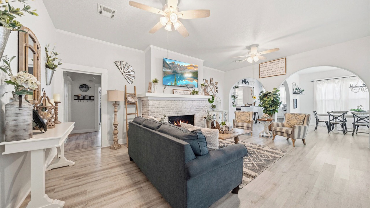 Photo of Livingroom in Austin Ave.