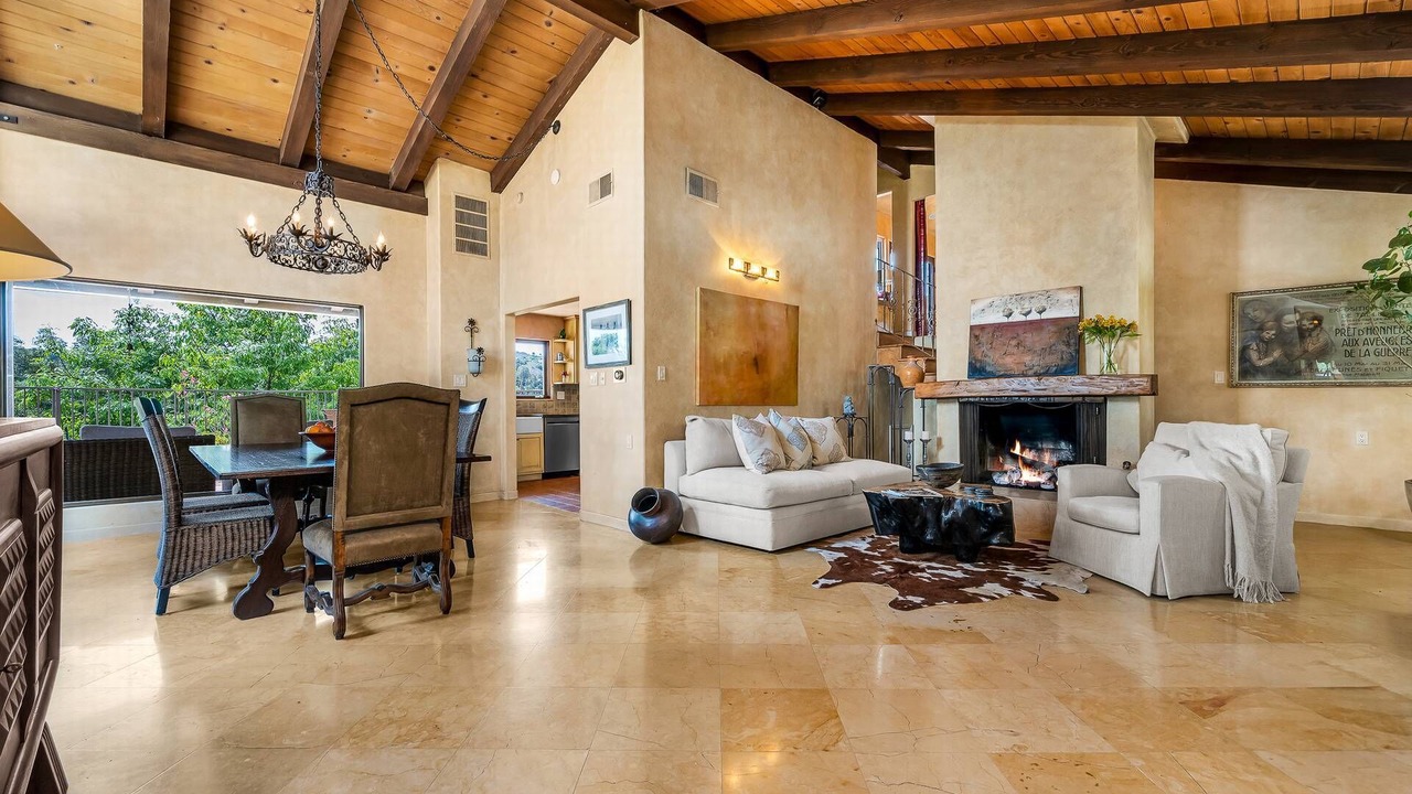 Photo of Livingroom in Woodland Hills