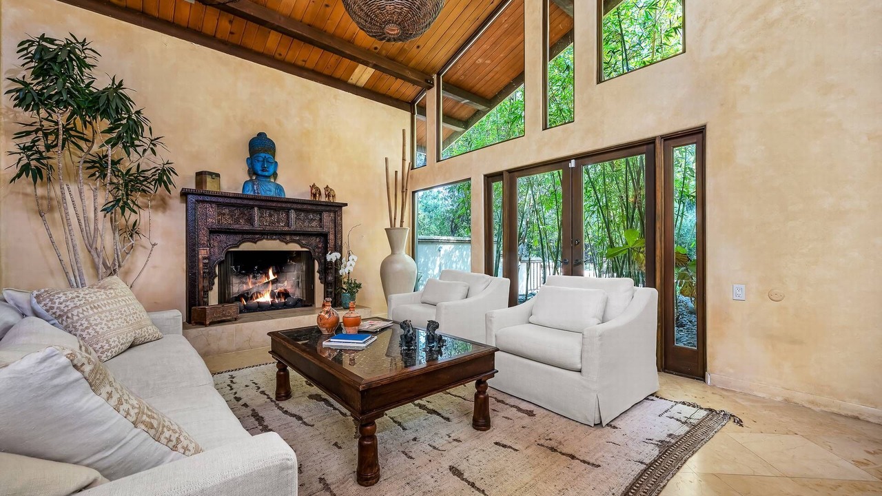 Photo of Livingroom in Woodland Hills