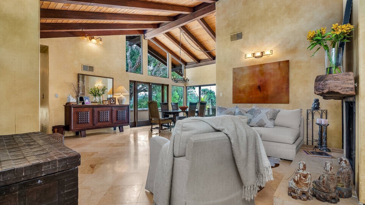 Photo of Livingroom in Woodland Hills