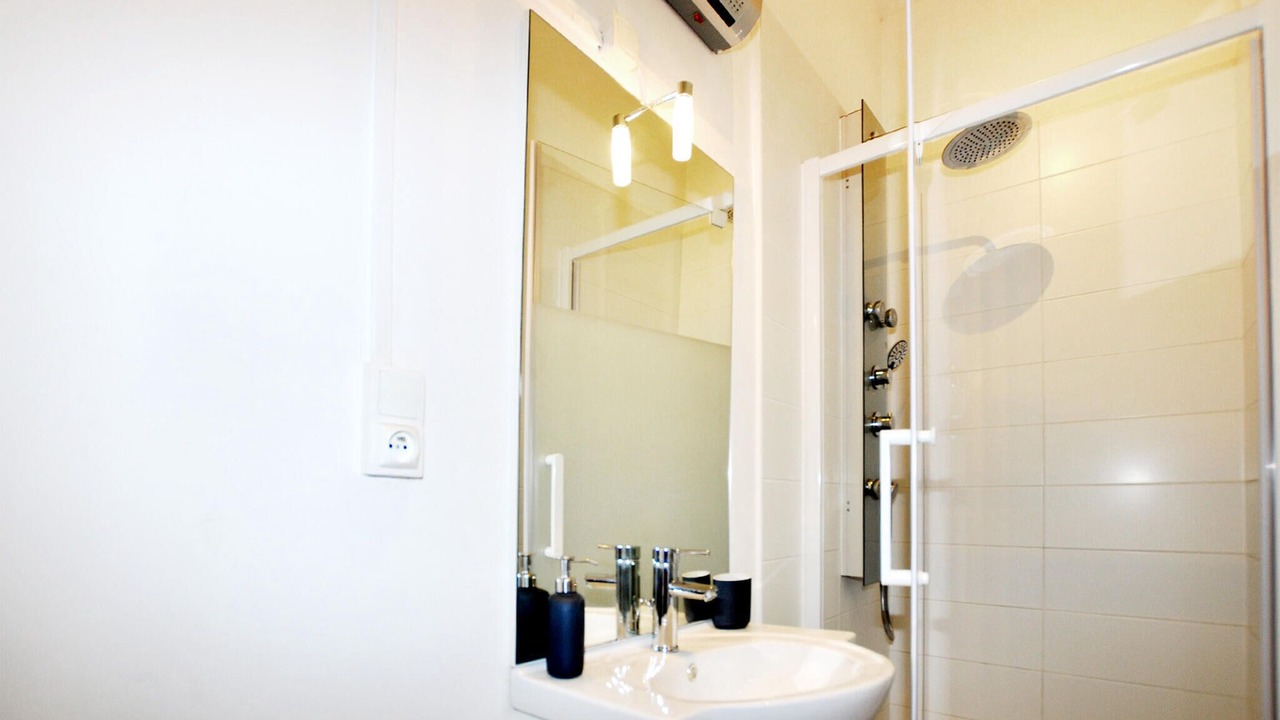 Photo of Bathroom in Thezan-des-Corbieres