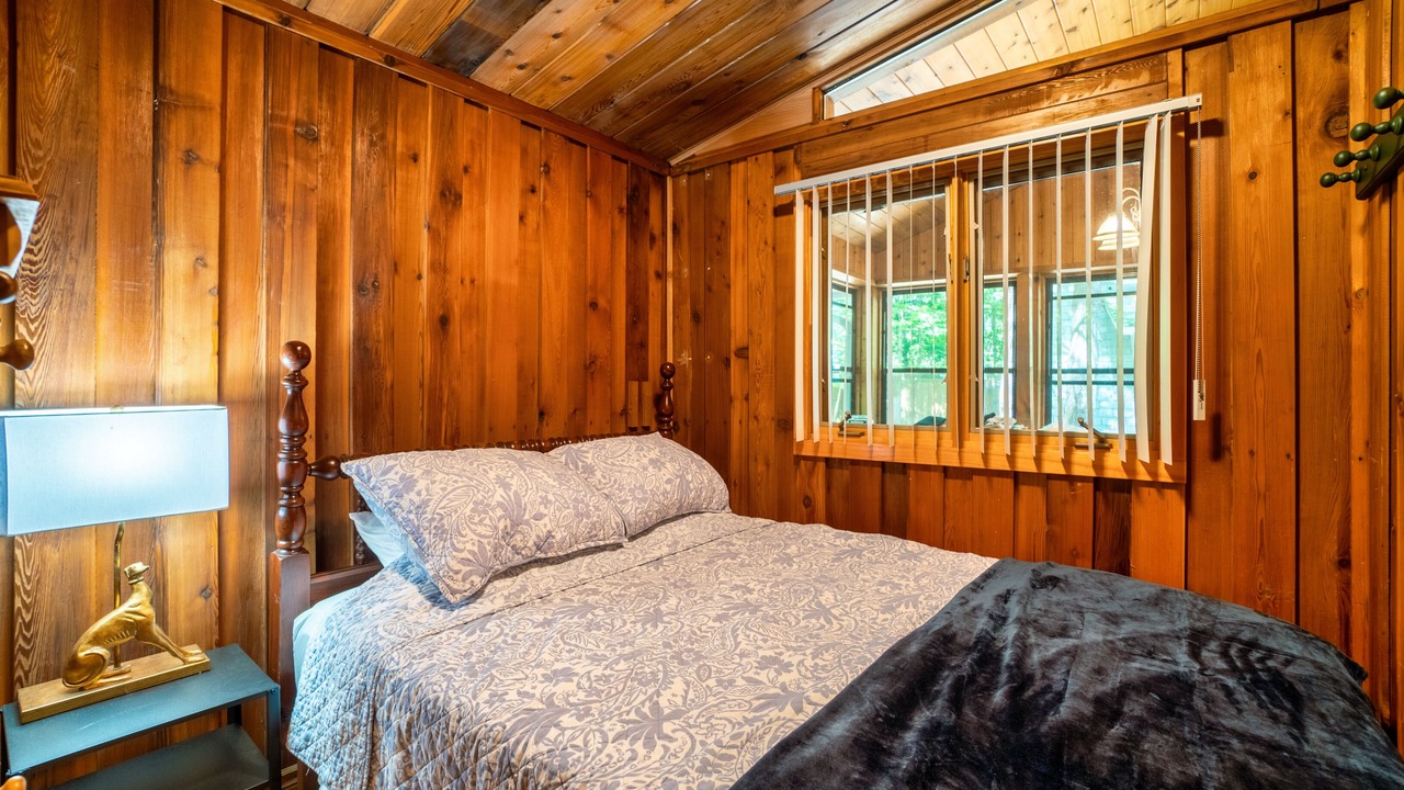 Photo of Bedroom in Lake of Bays