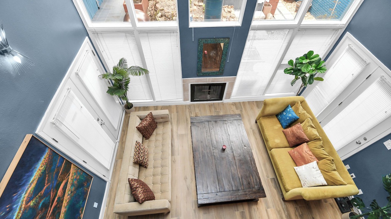 Photo of Livingroom in Neartown
