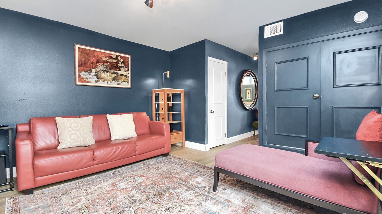 Photo of Livingroom in Neartown