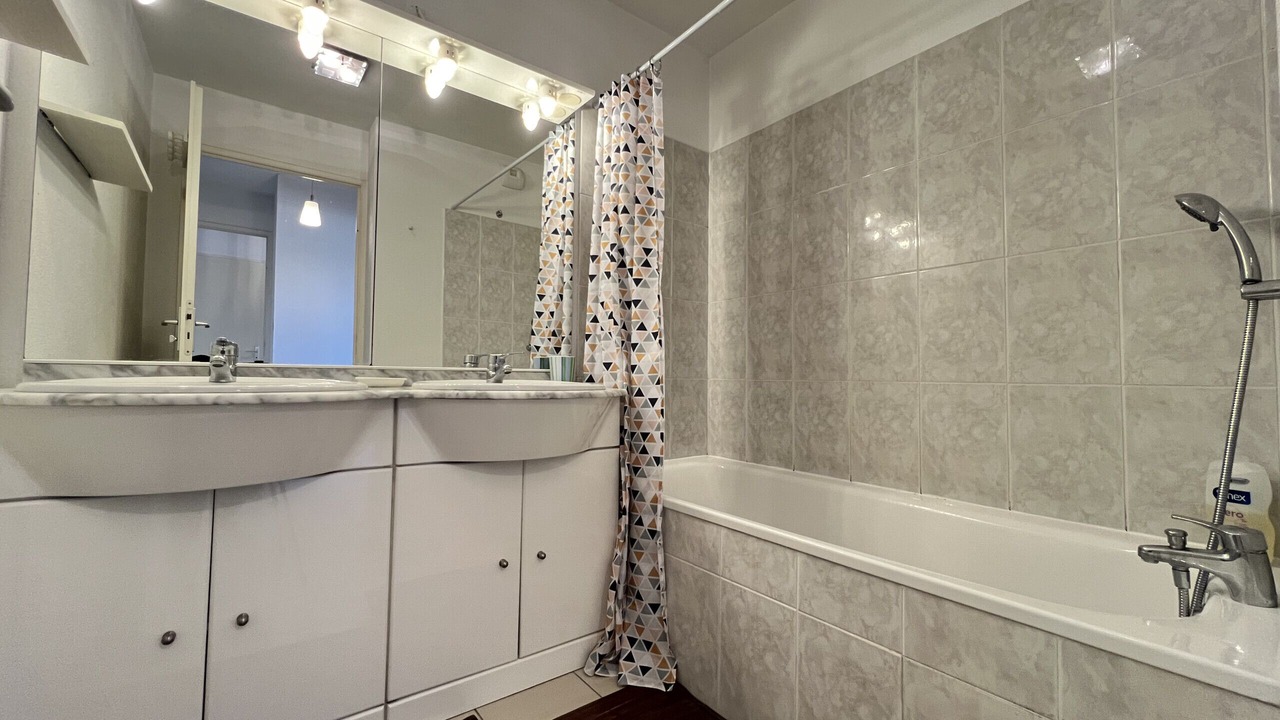 Photo of Bathroom in Minimes - Barriere de Paris