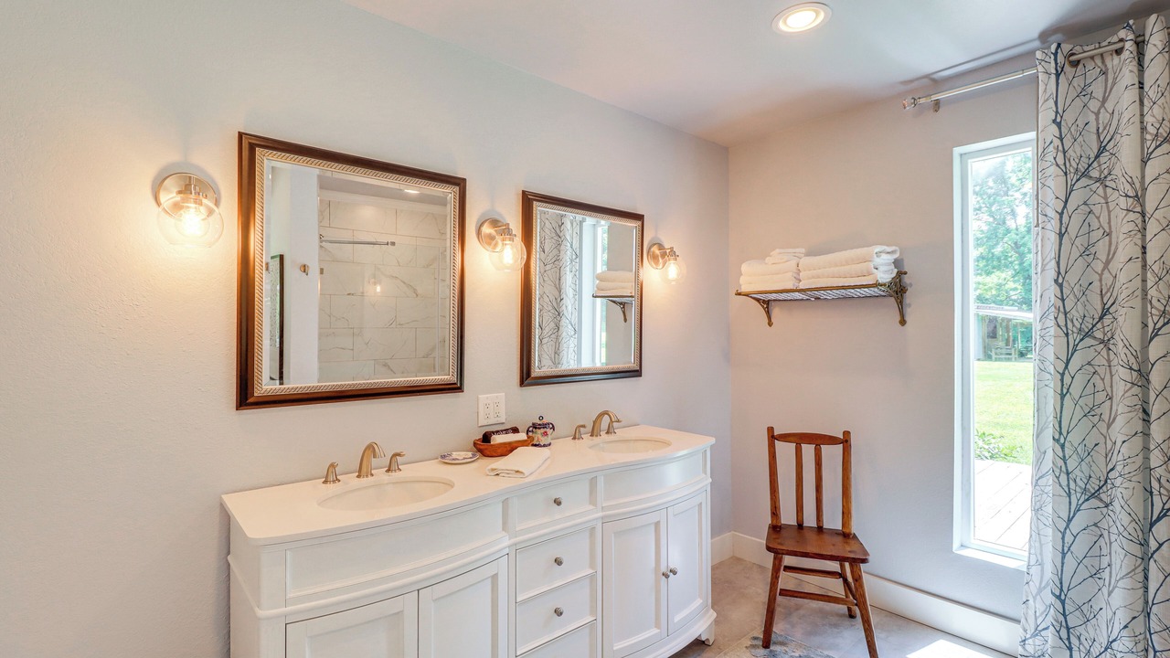 Photo of Bathroom in Parthenon
