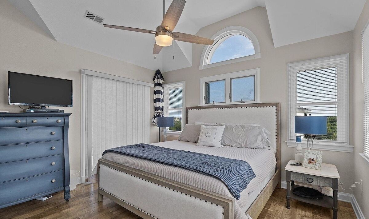 Photo of Bedroom in Monteray Shores