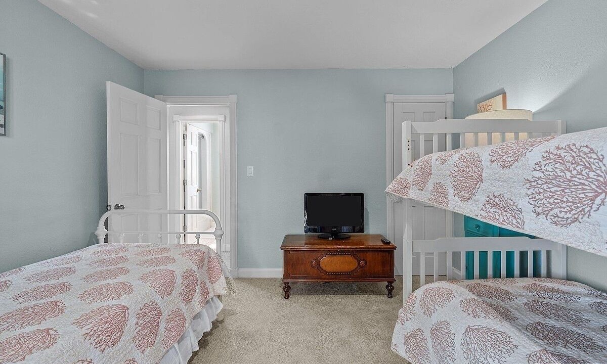 Photo of Bedroom in Monteray Shores